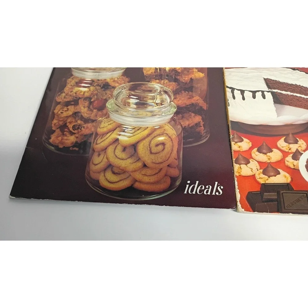 Lot of 4 Hershey's Paperback Cookbooks, Chocolate Desserts, Hershey's Holidays